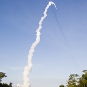 Décollage d'une fusée ariane 5 au centre spatial guyanais (CSG) à Kourou. Fusée venant de quitter son pas de tir. Guyane.