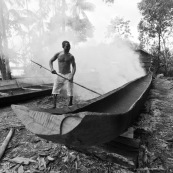 Fabrication d'une pirogue en Guyane entre France et Suriname sur le Maroni. Ouverture du tronc avec du feu.