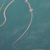 Noeud à la surface de l'eau, corde dans l'eau, deux brins accrochés comme une poignée de main, lien. Hong Kong.