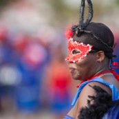 Carnaval de Guyane. Parade du littoral à Kourou. Deguisement. Touloulou. Masques. Costumes. Marionnettes. Diables rouges. Noir marron. Neg marron. Balayseuses.