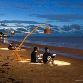 Lampe DISSI (mobilier en bois de Guyane) sur la plage.