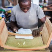 Artisan menuisier en train de réaliser du mobilier en bois massif de Guyane pour la marque DISSI.