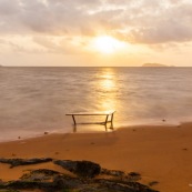 Table basse en wacapou (bois massif de Guyane) immergée dans la mer au lever du soleil. Marque DISSI.