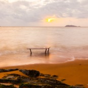 Table basse en wacapou (bois massif de Guyane) immergée dans la mer au lever du soleil. Marque DISSI.