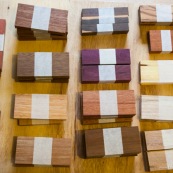 Echantillons de bois de Guyane sur une table.  Amarante, cèdre, balata, saint martin rouge, bagasse, bois seprent, boco, wacapou, manil, gaiac...