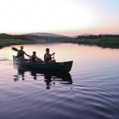 Marais de Kaw en Guyane au leve du soleil. En canoe et en kayaks.