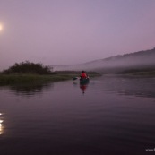 Marais de Kaw en Guyane au leve du soleil. En canoe et en kayaks. Lune en arriere plan.