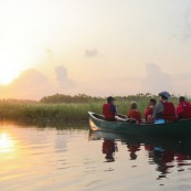 Marais de Kaw en Guyane au leve du soleil. En canoe et en kayaks. Enfants, famille.
