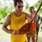 Course de pirogue en Guyane a Montsinery tonnegrande. P12 et P4 (12 places et 4 places). Organise par le club de canoe kayak et pirogue de Cayenne (ASPAG). Deguisements des equipages.