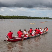 Course de pirogue en Guyane a Montsinery tonnegrande. P12 et P4 (12 places et 4 places). Organise par le club de canoe kayak et pirogue de Cayenne (ASPAG). Deguisements des equipages.