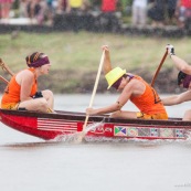 Course de pirogue en Guyane a Montsinery tonnegrande. P12 et P4 (12 places et 4 places). Organise par le club de canoe kayak et pirogue de Cayenne (ASPAG). Deguisements des equipages.