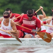 Course de pirogue en Guyane a Montsinery tonnegrande. P12 et P4 (12 places et 4 places). Organise par le club de canoe kayak et pirogue de Cayenne (ASPAG). Deguisements des equipages.