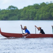 Course de pirogue en Guyane a Montsinery tonnegrande. P12 et P4 (12 places et 4 places). Organise par le club de canoe kayak et pirogue de Cayenne (ASPAG). Deguisements des equipages.