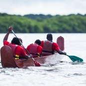 Course de pirogue en Guyane a Montsinery tonnegrande. P12 et P4 (12 places et 4 places). Organise par le club de canoe kayak et pirogue de Cayenne (ASPAG). Deguisements des equipages.