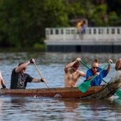 Course de pirogue en Guyane a Montsinery tonnegrande. P12 et P4 (12 places et 4 places). Organise par le club de canoe kayak et pirogue de Cayenne (ASPAG). Deguisements des equipages.