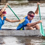 Course de pirogue en Guyane a Montsinery tonnegrande. P12 et P4 (12 places et 4 places). Organise par le club de canoe kayak et pirogue de Cayenne (ASPAG). Deguisements des equipages.