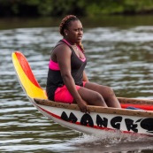 Course de pirogue en Guyane a Montsinery tonnegrande. P12 et P4 (12 places et 4 places). Organise par le club de canoe kayak et pirogue de Cayenne (ASPAG). Deguisements des equipages.