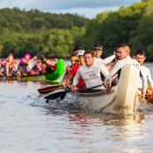 Course de pirogue en Guyane a Montsinery tonnegrande. P12 et P4 (12 places et 4 places). Organise par le club de canoe kayak et pirogue de Cayenne (ASPAG). Deguisements des equipages.