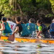 Course de pirogue en Guyane a Montsinery tonnegrande. P12 et P4 (12 places et 4 places). Organise par le club de canoe kayak et pirogue de Cayenne (ASPAG). Deguisements des equipages.