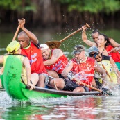 Course de pirogue en Guyane a Montsinery tonnegrande. P12 et P4 (12 places et 4 places). Organise par le club de canoe kayak et pirogue de Cayenne (ASPAG). Deguisements des equipages.