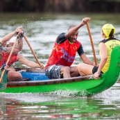 Course de pirogue en Guyane a Montsinery tonnegrande. P12 et P4 (12 places et 4 places). Organise par le club de canoe kayak et pirogue de Cayenne (ASPAG). Deguisements des equipages.
