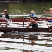 Course de pirogue en Guyane a Montsinery tonnegrande. P12 et P4 (12 places et 4 places). Organise par le club de canoe kayak et pirogue de Cayenne (ASPAG). Deguisements des equipages.