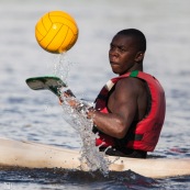 Kayak polo a saut maripa du cote de Saint Georges de l'Oyapock. Organise par le club Tukus. Sport d'équipe avec ballon. Jeunes.