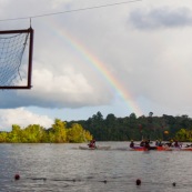 Kayak polo a saut maripa du cote de Saint Georges de l'Oyapock. Organise par le club Tukus. Sport d'équipe avec ballon. Jeunes.