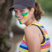 Course de pirogue en Guyane a Montsinery tonnegrande. P12 et P4 (12 places et 4 places). Organise par le club de canoe kayak et pirogue de Cayenne (ASPAG). Deguisements des equipages.