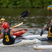 Kayak polo sur le lac saccharin pres du Rorota en Guyane Francaise (Remire Montjoly). Sport d'equipes avec ballon en Kayak. En exterieur. Terrain.