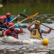 Kayak polo sur le lac saccharin pres du Rorota en Guyane Francaise (Remire Montjoly). Sport d'equipes avec ballon en Kayak. En exterieur. Terrain.