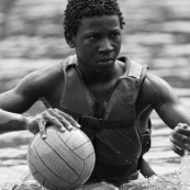 Kayak polo en Guyane, lac saccharin. Jeune avec un ballon. pres du sentier du rorota.