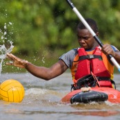 Kayak polo en Guyane, lac saccharin. Jeune jouant avec un ballon en kayak en exterieur. Pres du sentier du rorota a Remire Montjoly.