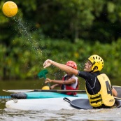 Kayak polo en Guyane, lac saccharin. Jeune jouant avec un ballon en kayak en exterieur. Pres du sentier du rorota a Remire Montjoly.