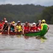 Course de pirogue en Guyane a Montsinery tonnegrande. P12 et P4 (12 places et 4 places). Organise par le club de canoe kayak et pirogue de Cayenne (ASPAG). Deguisements des equipages.