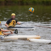 Kayak polo sur le lac saccharin pres du Rorota en Guyane Francaise (Remire Montjoly). Sport d'equipes avec ballon en Kayak. En exterieur. Terrain.