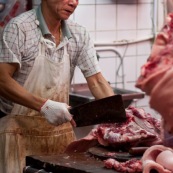 Boucher en train de decouper de la viande Boucherie. Hong-Kong. Chine.