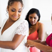 Préparatif mariage photographe habillage essayage robe mariée