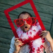 Portrait déguisé homme pendant un mariage