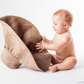 Bébé et son chapeau fond blanc studio