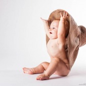 Bébé et son chapeau fond blanc studio