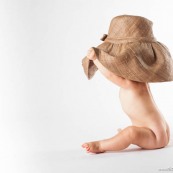 Bébé et son chapeau fond blanc studio