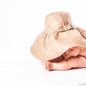 Bébé et son chapeau fond blanc studio