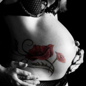 Femme enceinte tatouage fond noir ventre sous-vêtement