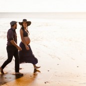 Femme enceinte promenade old school plage matin levé soleil couple mari