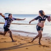 Femme enceinte en situation rugby cours plage matin