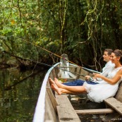 Jeunes mariés dans une pirogue en train de pêcher Guyane mariage