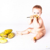 Portrait de bebe en train de manger une mangue de Guyane.