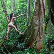 Jeune femme nue dans la foret tropicale amazonienne. Guyane. Nu artistique. Sentier de Lamirande. Matoury.