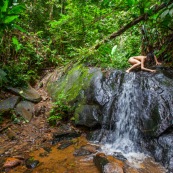 Jeune femme nue dans la foret tropicale amazonienne. Guyane. Nu artistique. Sentier de Lamirande. Matoury. Chute d'eau. Cascade.